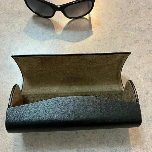 Authentic BURBERRY SUNGLASSES Burberry Black Cat Eye Sunglasses and hard case - Picture 5 of 10